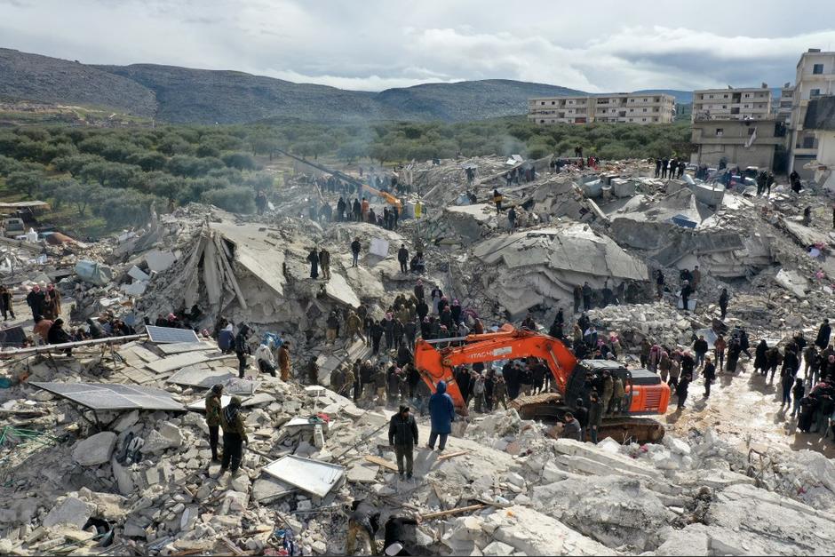 En redes sociales se observan los videos del terremoto que dejó al menos 592 muertos solo en Turquía. (Foto: AFP)