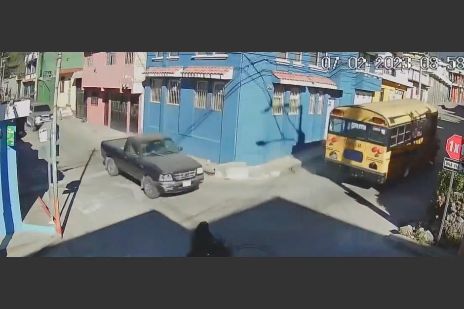 Captan el momento en que ocurre un accidente de tránsito en la zona 4 del departamento de San Marcos. (Foto: captura de video)