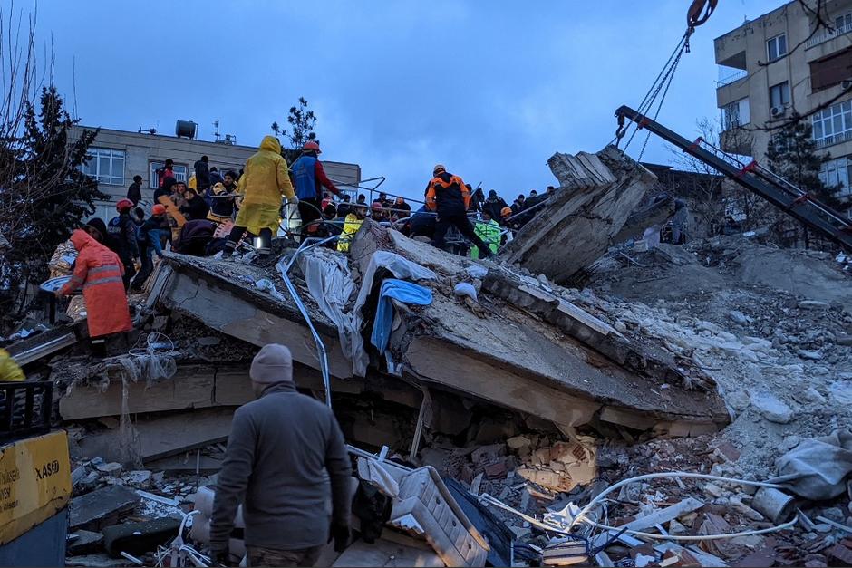 Los equipos de emergencia trabajan contrarreloj para encontrar supervivientes entre los escombros.&nbsp; (Foto: AFP)