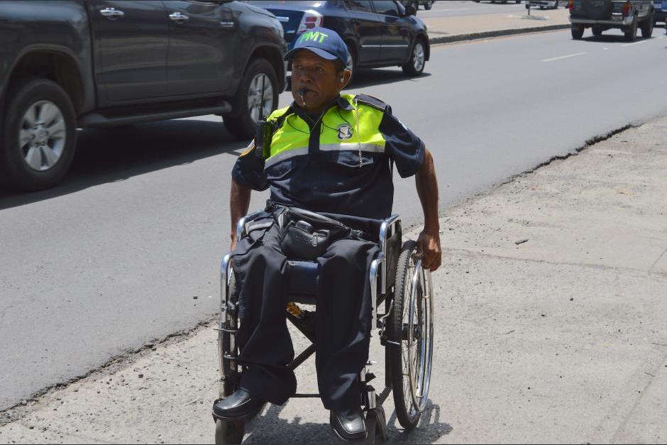 Este es el estado de salud del agente de la PMT de Mixco, Mario César Gálvez, quien dirige el tránsito en silla de ruedas en la calzada San Juan y fue atropellado este miércoles. (Foto: Archivo/Soy502)