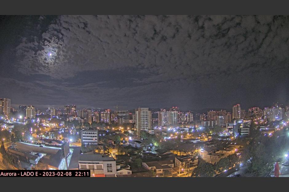 La extraña formación de nubes llamó la atención de usuarios en las redes sociales, durante la noche del miércoles 8 de febrero.&nbsp; (Foto: Sismología de Guatemala)&nbsp;