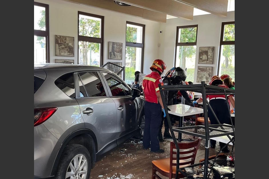 Un vehículo perdió el control y se empotró en una pastelería ubicada en el bulevar El Naranjo. (Foto: Bomberos Municipales)