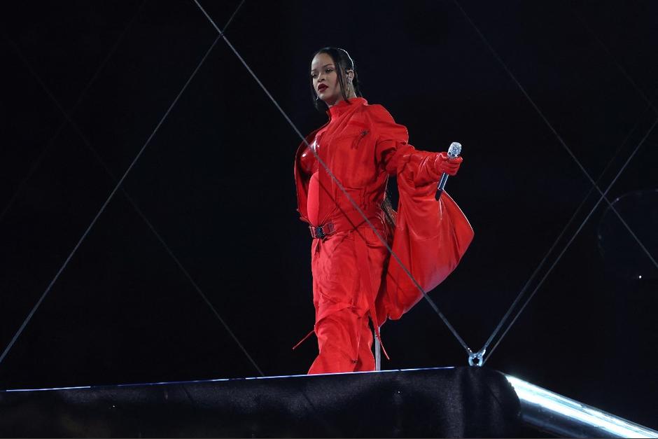 Rihanna deslumbró el escenario en el medio tiempo del Super Bowl. (Foto: AFP)
