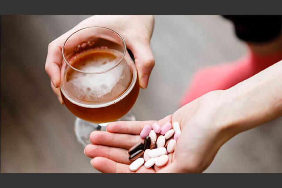 Estudio revela las razones por las que es dañino mezclar alcohol con antibióticos. (Foto: Getty Images)&nbsp;