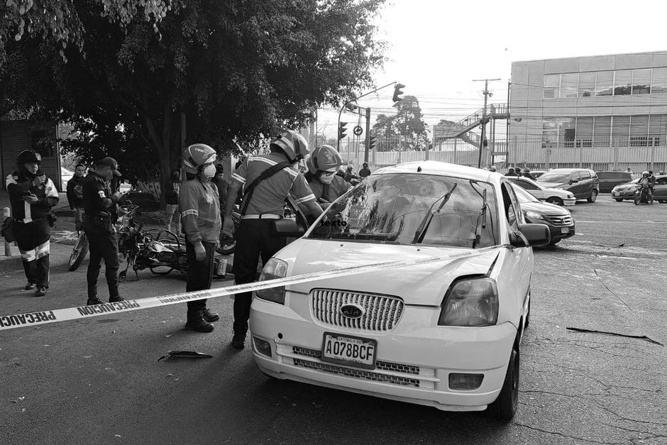 El conductor de un taxi fue detenido tras un accidente de tránsito con una motocicleta que cobró la vida de una mujer que se dirigía a trabajar. (Foto: Bomberos Municipales)