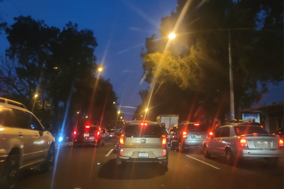 El tráfico en el Anillo Periférico es complicado debido a un accidente durante la madrugada de este martes 21 de febrero.&nbsp; (Foto: Samuel Garzona/Twitter)&nbsp;