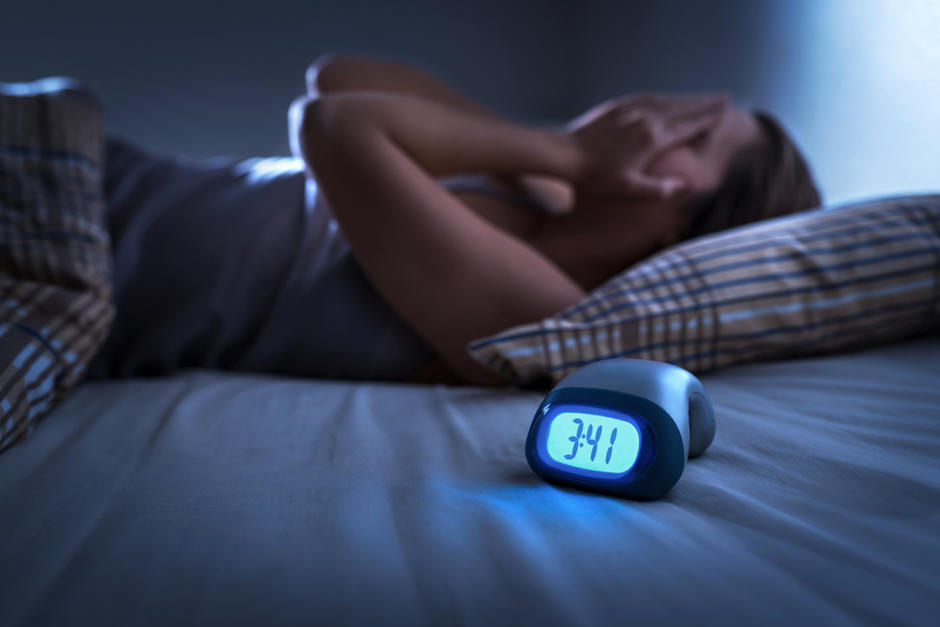 Un hábito muy frecuente entre las personas al dormir podría perjudicar tu salud. (Foto: Shutterstock)