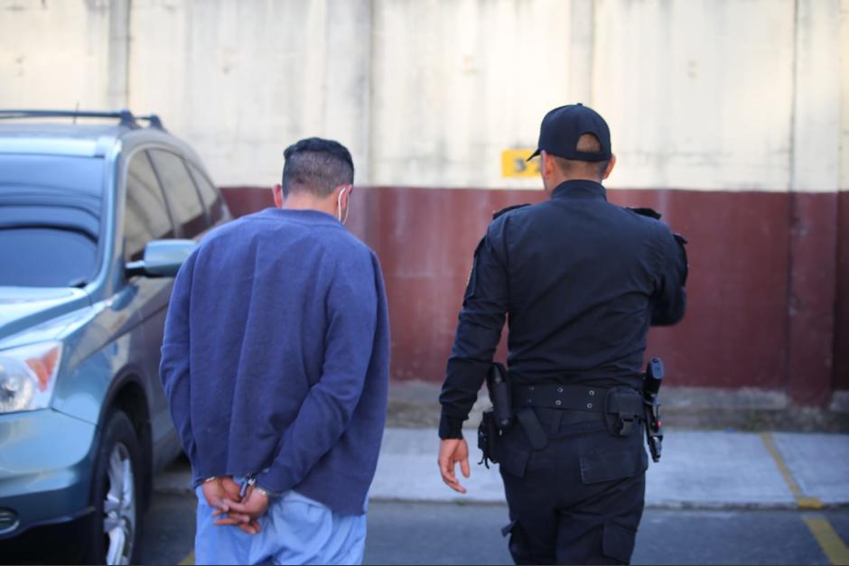 El Juzgado de Turno envió a prisión preventiva a un presunto pandillero que se disfrazó de enfermero y fue sorprendido en el Hospital General San Juan de Dios. (Foto: PNC)