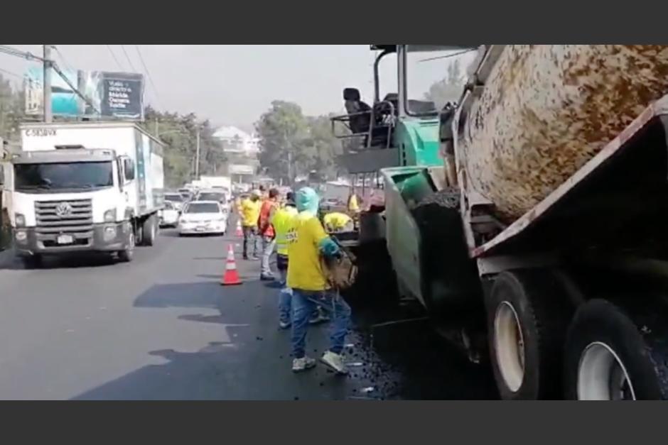 Los trabajos de recapeo que realiza Covial han provocado fuertes complicaciones de tránsito en la calzada Aguilar Batres, ruta al Pacífico y San Cristóbal. (Foto: captura de video)