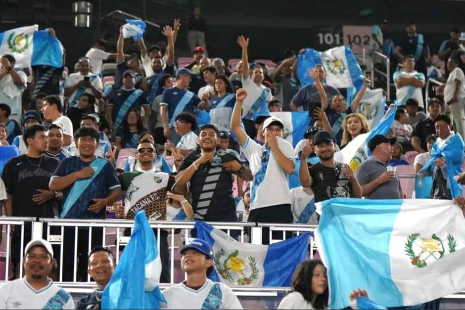 La afición guatemalteca en el partido de Guatemala contra Cuba. (Foto: Fedefut)