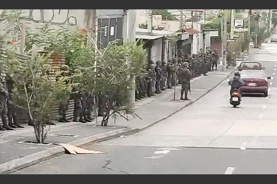 Las fuerzas de seguridad acordonan los alrededores donde se encuentra el Parque de la Industria. (Foto: captura de video)