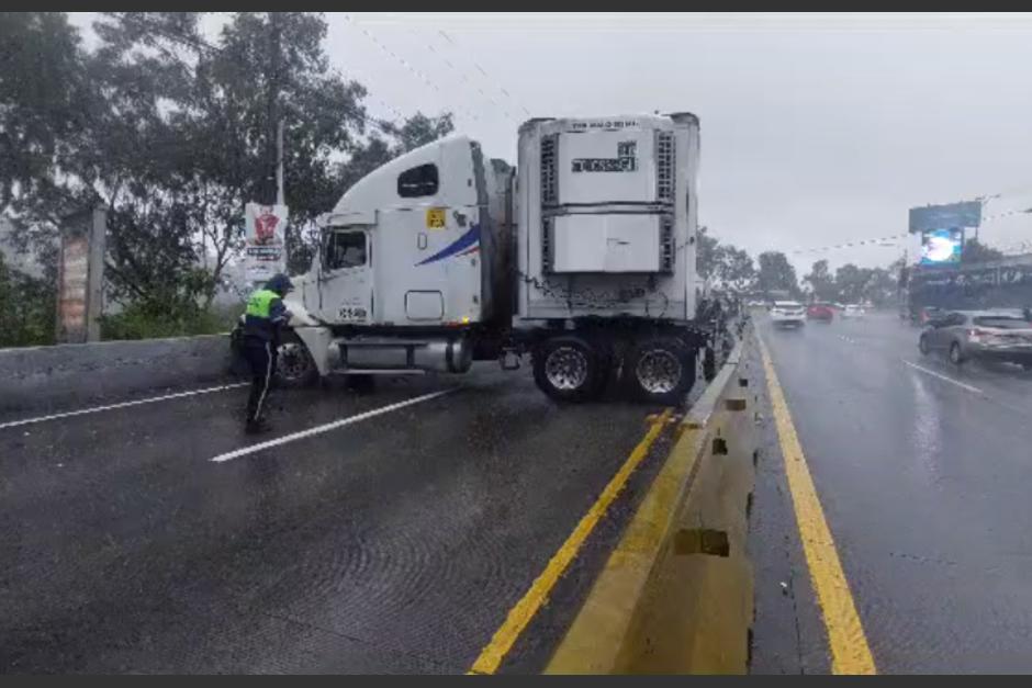 Un trailer derrapó y complica el tránsito en la cuesta de Villa Lobos. (Foto: RRSS)