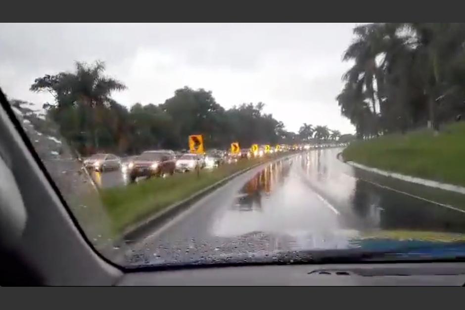 Largas filas de vehículos y fuerte lluvia ha sido reportada en la Autopista Palín-Escuintla. (Foto: captura de pantalla)&nbsp;