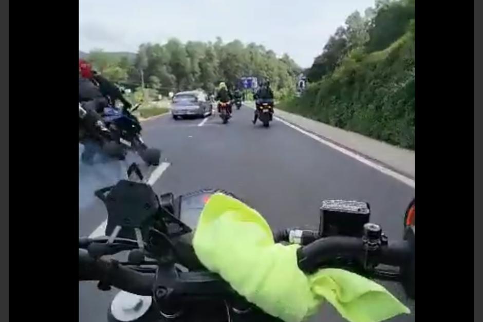 El momento del accidente quedó captado en video por uno de los motoristas que participaba en la caravana. (Foto: captura de pantalla)&nbsp;