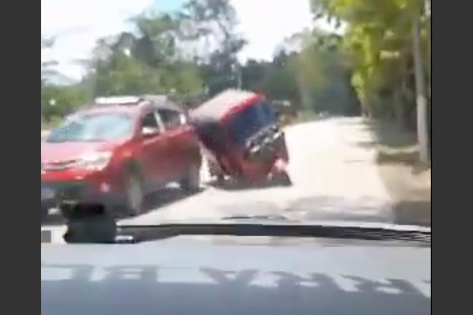Así ocurrió un accidente de tránsito en el que un tuc tuc perdió el control y colisionó con un bus de transporte colectivo. (Foto: captura de video)