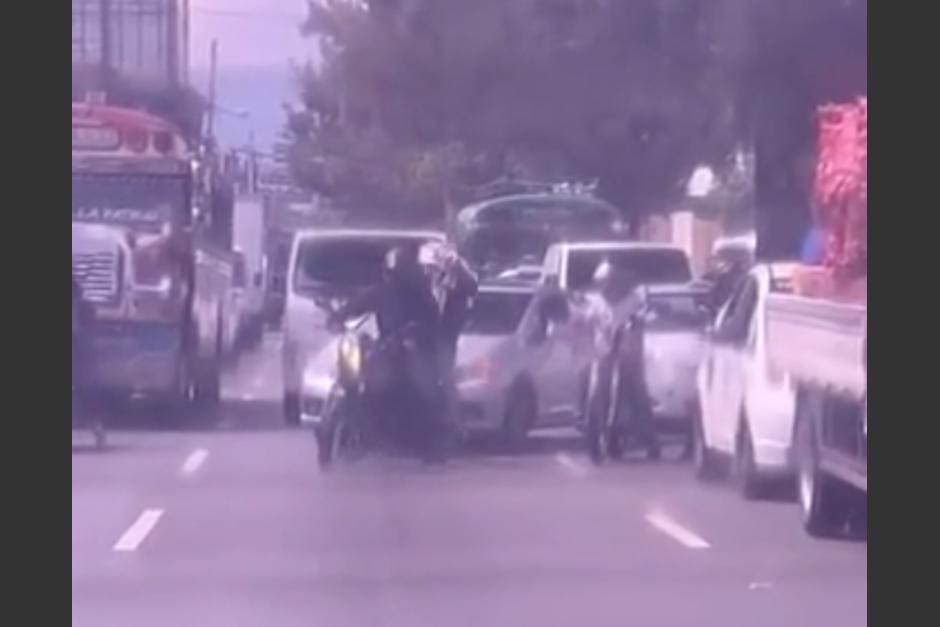 Captan los instantes después de ocurrido un incidente de violencia ocurrido en la calzada San Juan. (Foto: captura de video)