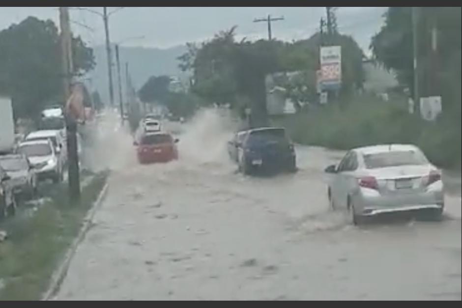 Reportan inundación en un tramo de la ruta al Pacífico, en jurisdicción de San Vicente Pacaya, Escuintla. (Foto: captura de video)