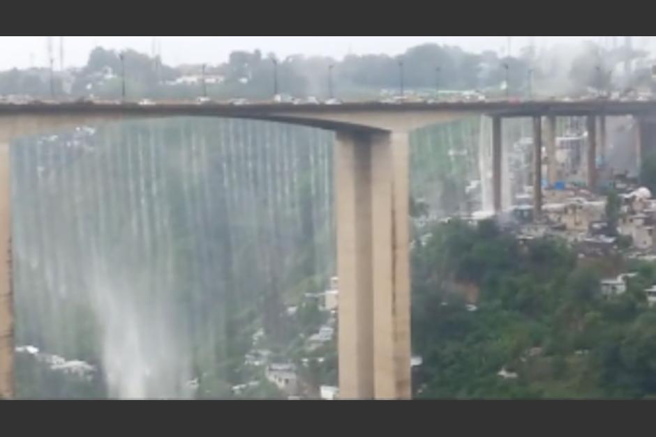 Un video captó la caída de lluvia desde el puente El Incienso. (Foto: captura de video)