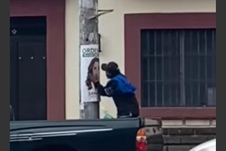 Un hombre fue captado dando besos y acariciando propaganda electoral de Sandra Torres. (Foto: captura de video)