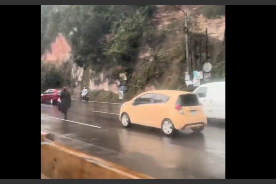 La mujer que se hizo viral tras ser captada caminando en pleno tránsito de la Villa Lobos. (Foto: captura de pantalla)&nbsp;