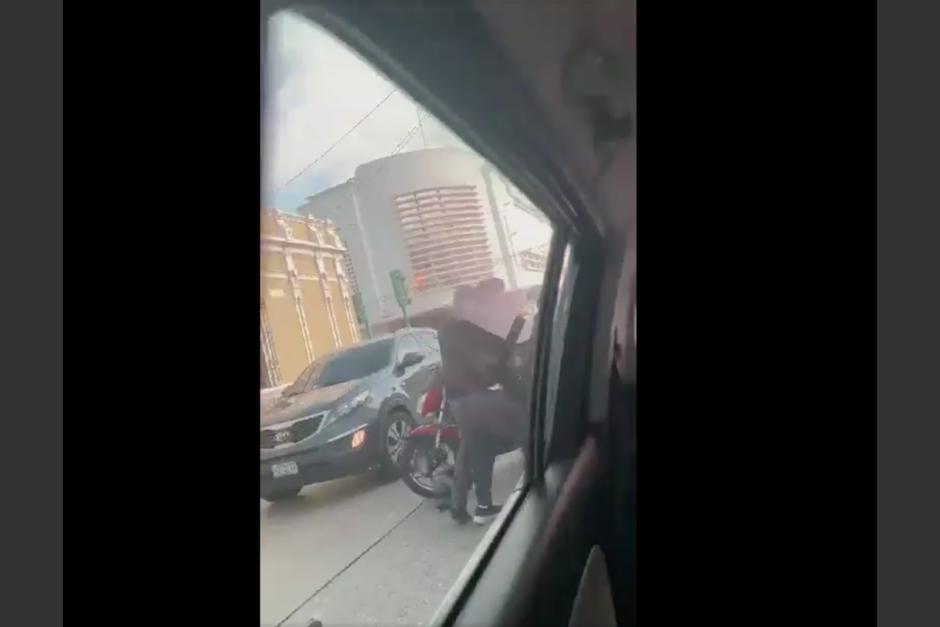 Captan una pelea entre un motorista y un automovilista en medio de la zona 1 capitalina. (Foto: captura de video)
