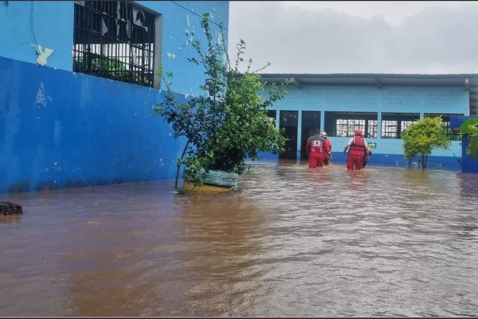 Centro de Salud queda bajo el agua en Retalhuleu. (Foto: RRSS)