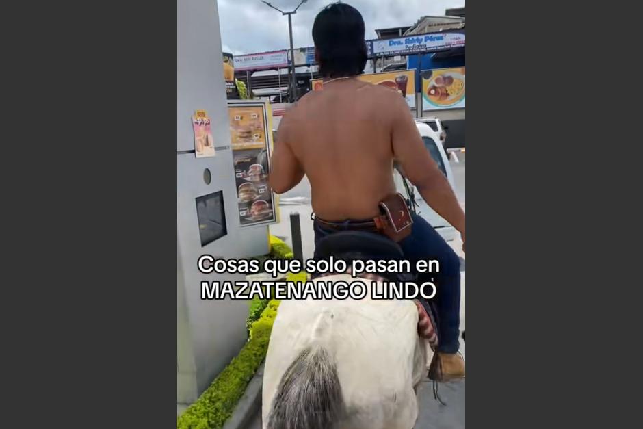 El guatemalteco llamó la atención por asistir en caballo a un restaurante de comida rápida. (Foto: captura de video)