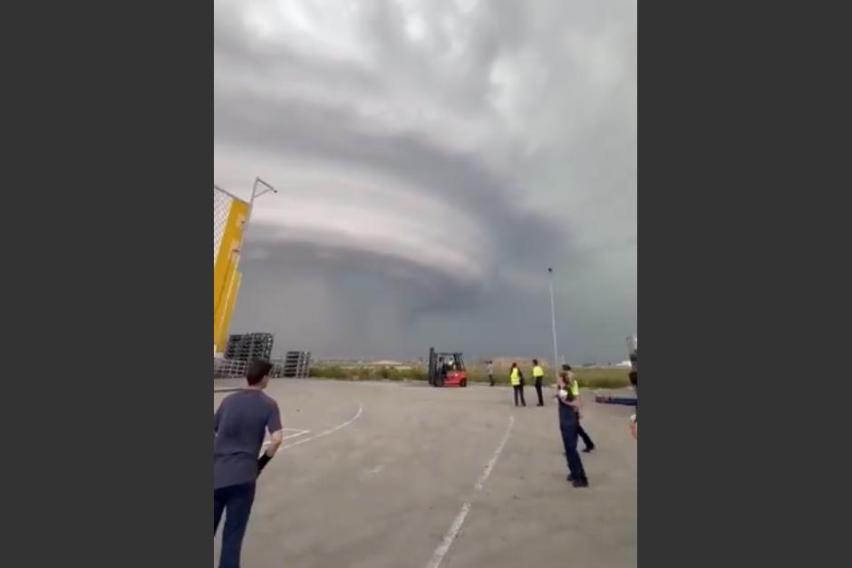 Una extraña formación en el cielo llamó la atención en España. (Foto: captura video)