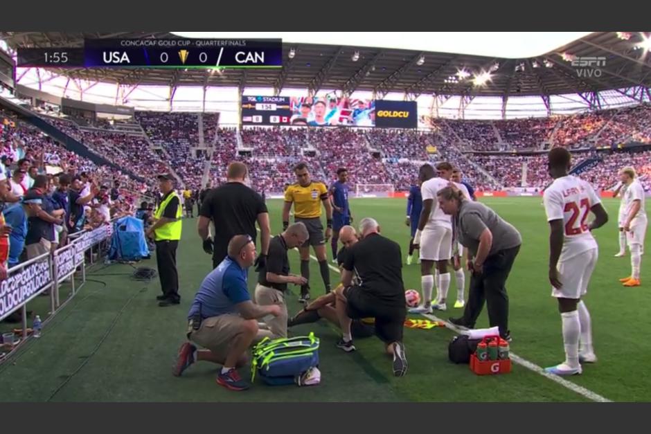 El asistente Cristian Espinoza quedó noqueado en el césped. (Captura Video)
