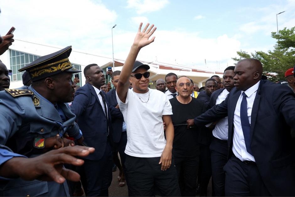 Mbappé fue escoltado con un fuerte operativo de seguridad en Camerún. (Foto: AFP)