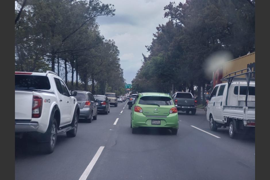 Usuarios reportan largas filas de vehículos en el Anillo Periférico. (Foto cortesía/Soy502)