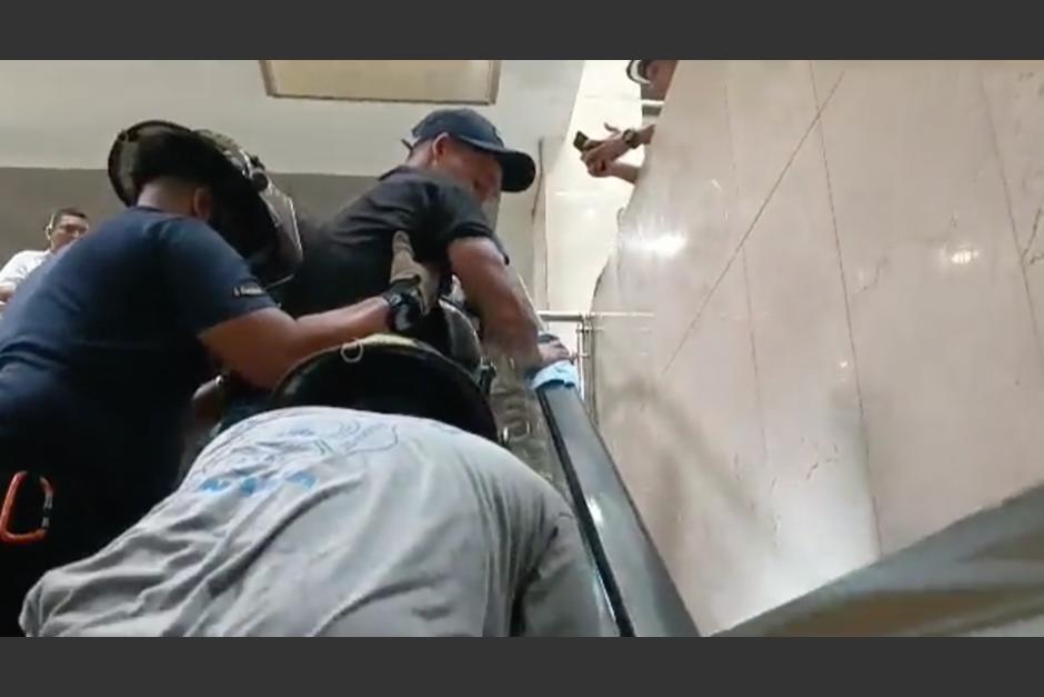 Un hombre quedó atrapado en una escalera eléctrica en un centro comercial en Panamá. (Foto: captura de video)