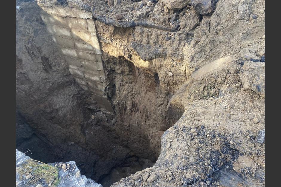 Un enorme agujero se formó en plena calzada San Juan tras una fuga de agua. (Foto: Twitter/Vinicio Ramírez)&nbsp;