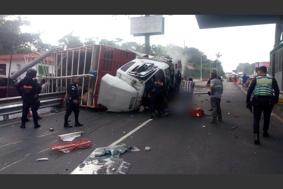 Un camión impactó contra las garitas de la autopista Palín-Escuintla. (Foto: RRSS)
