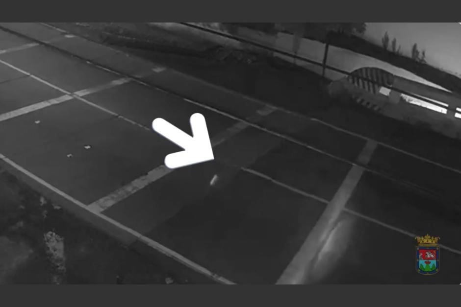 Una cámara de seguridad captó una "imagen paranormal", la cual habría provocado el accidente de un motorista. (Foto: captura de pantalla)&nbsp;