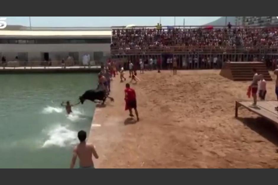 Un toro murió ahogado en los "Bous a la Mar" celebrado en España. (Foto: Twitter/Fonsi Loaiza)