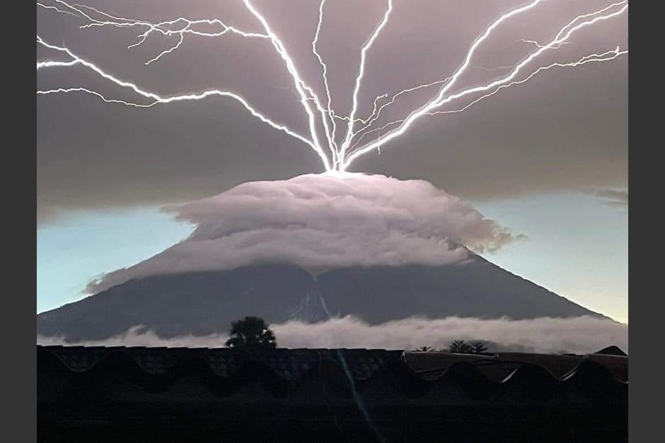 Las imágenes de la tormenta eléctrica en el volcán de Agua se hicieron virales. (Foto: redes sociales)