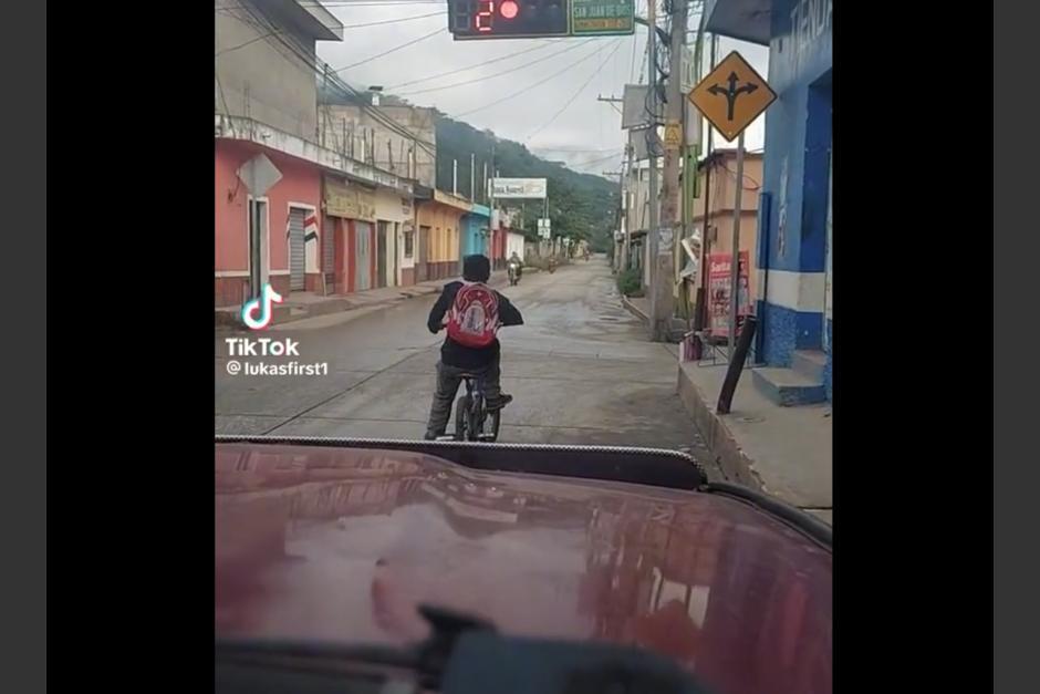 Un estudiante guatemalteco se hizo viral en redes sociales por su manera responsable de conducir una bicicleta. (Foto: captura de pantalla)&nbsp;