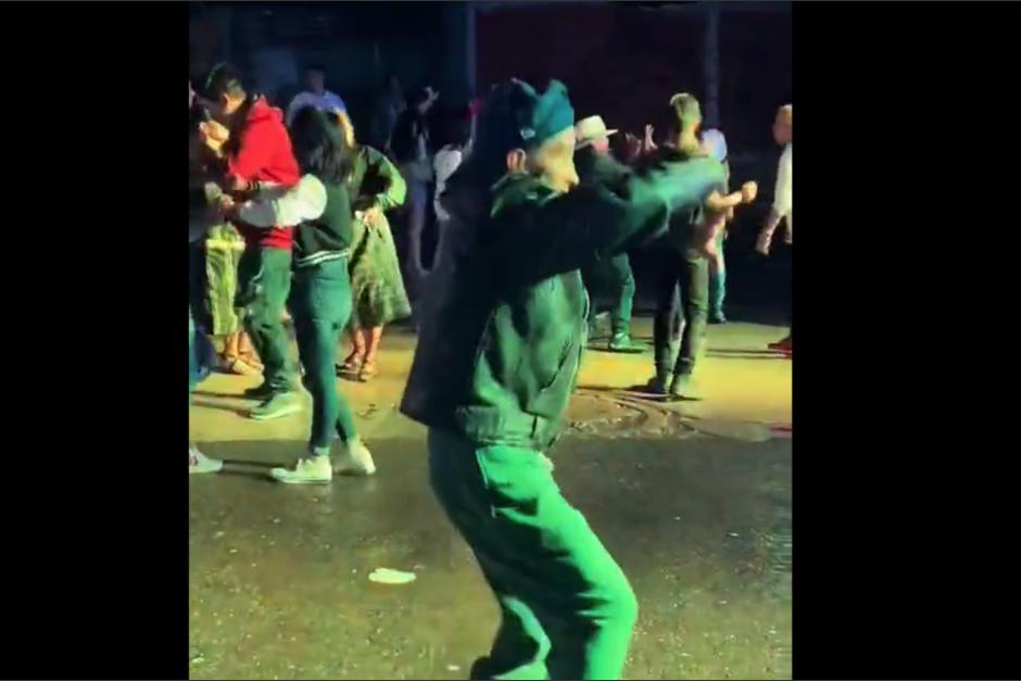 Un hombre se hizo viral por sus singular "baile" en una fiesta patronal de Tajumulco, San Marcos. (Foto: captura de pantalla)&nbsp;
