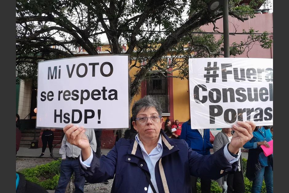 Ciudadanos manifiestan afuera del TSE para que los resultados de las Elecciones Generales sean oficializados. (Foto: Sandra Sebastián/Soy502)
