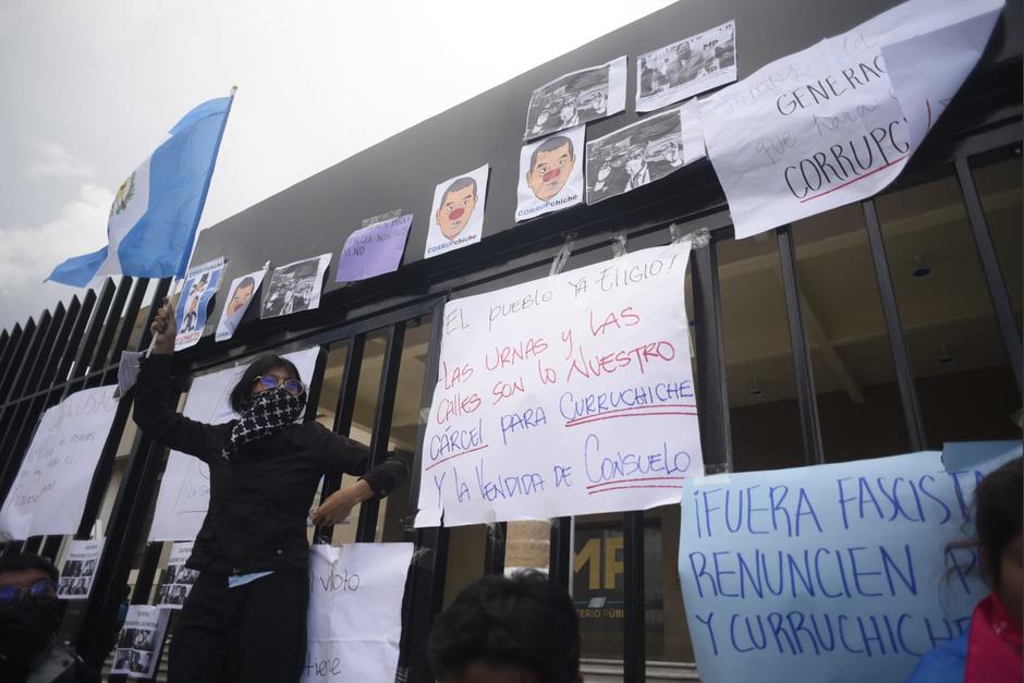 Manifestantes colocan carteles frente al Ministerio Público. (Foto: Wilder López / Soy502)