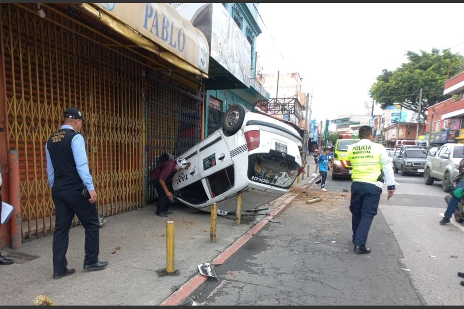 Un accidente de tránsito se registró en la Avenida Bolívar y dejó un taxi volcado. (Foto: Bomberos Municipales)