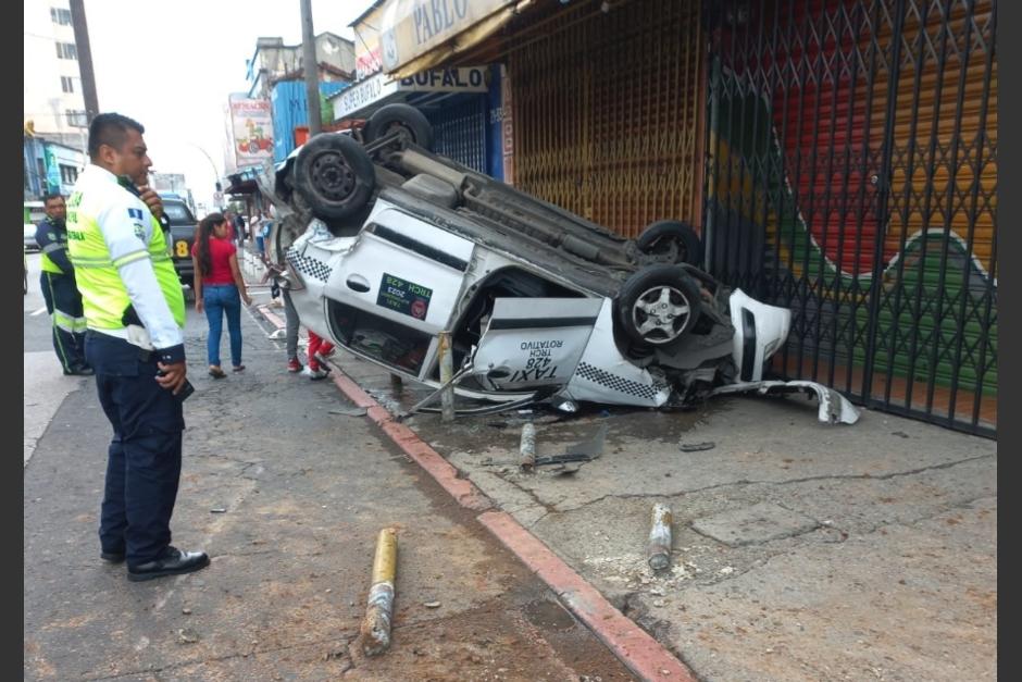 Así fue como un taxi terminó volcado en la avenida Bolívar, este domingo 16 de julio. (Foto: Bomberos Municipales)