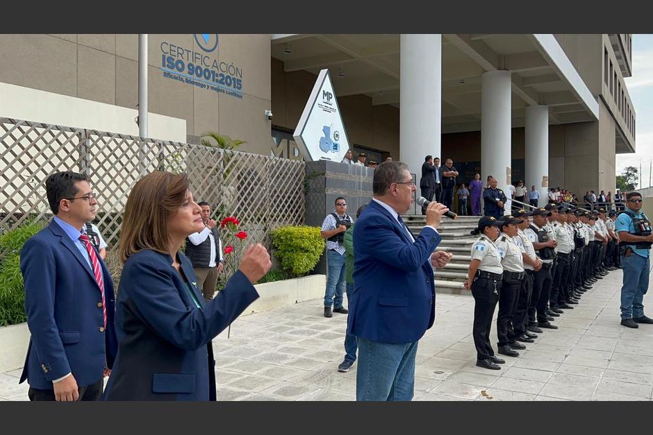 Dirigentes y simpatizantes de Semilla se presentaron frente al MP en señal de protesta ante intento de suspender personería jurídica del partido. (Foto: Movimiento Semilla)