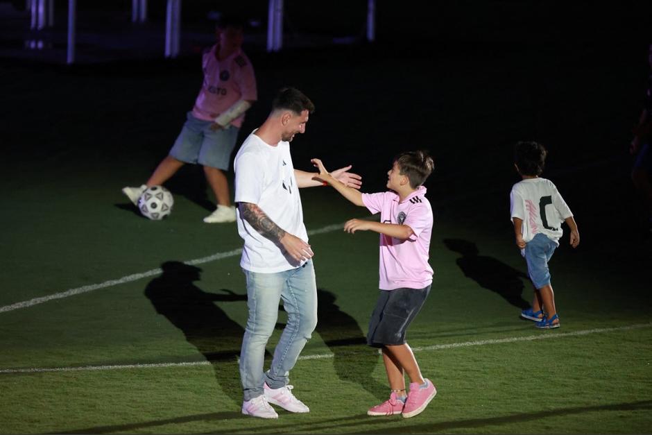 Thiago Messi le hace un túnel a su papá y lo celebra como si fuera un gol. (Foto: AFP)