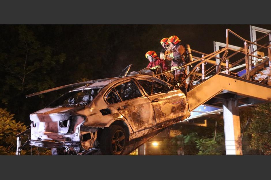El vehículo prendió en llamas momentos después de quedar incrustado en pasarela. (Foto: Bomberos Municipales)&nbsp;