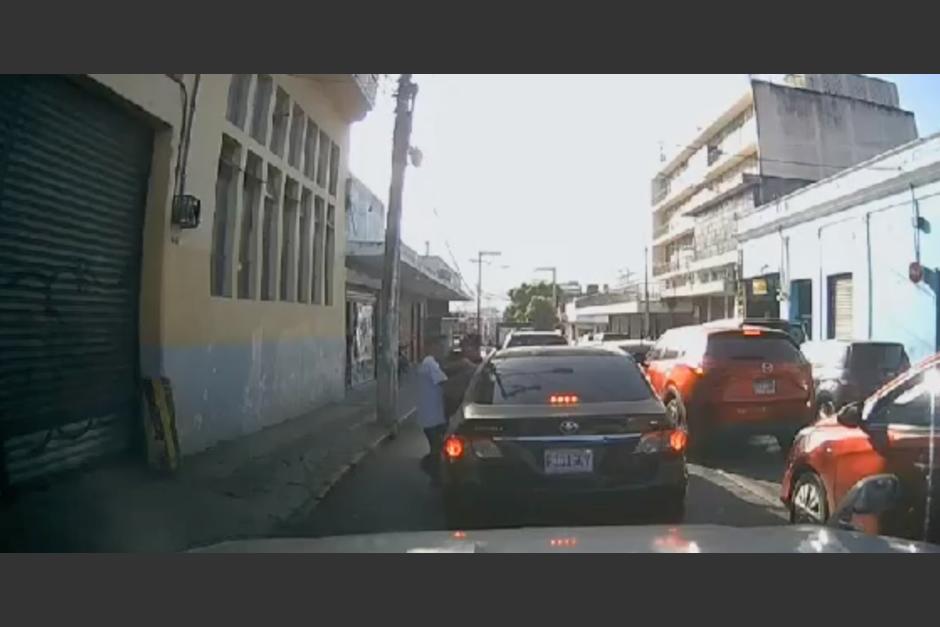 Captan un asalto en medio del tránsito en la zona 1 de la Ciudad de Guatemala. (Foto: captura de video)
