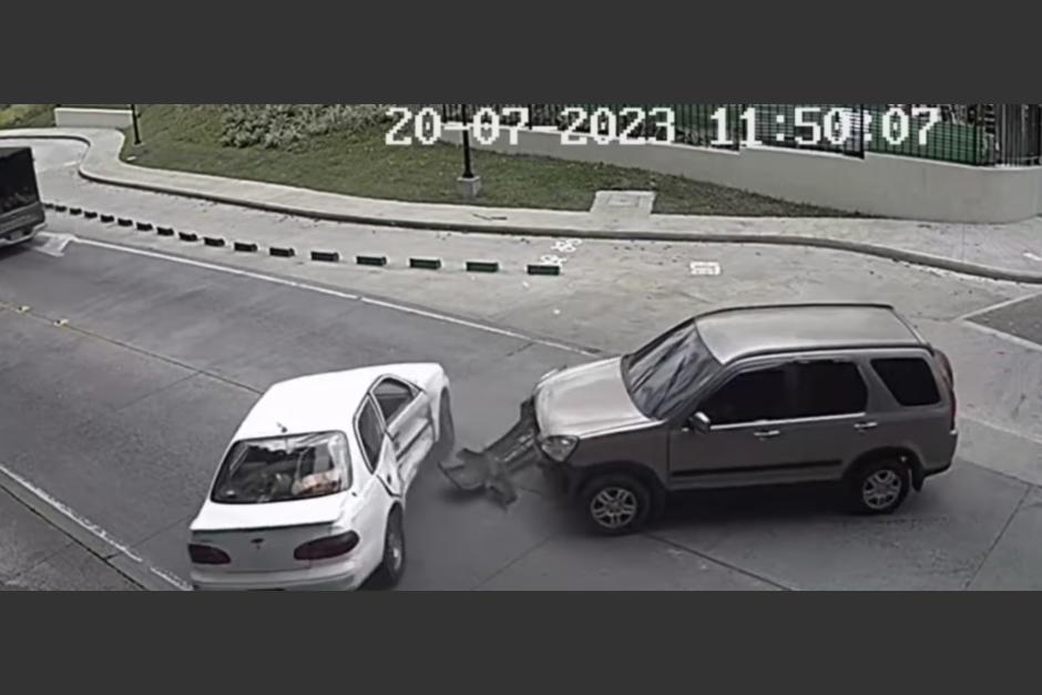 Un accidente de tránsito quedó grabado en video, dos vehículos estuvieron involucrados. (Foto: captura de video)