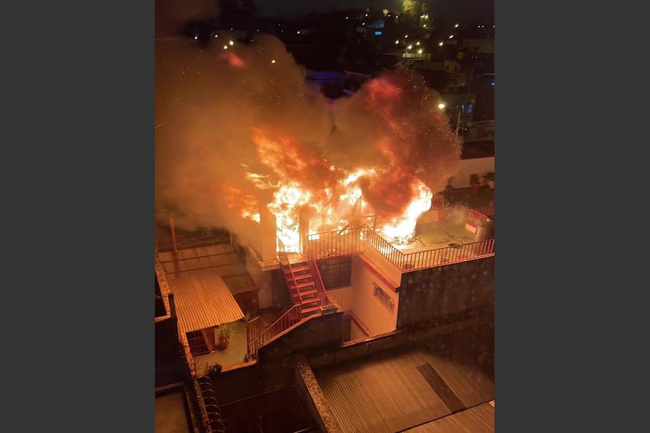 El pavoroso incendio que consumió una vivienda en la zona 1 capitalina. (Foto: cortesía)