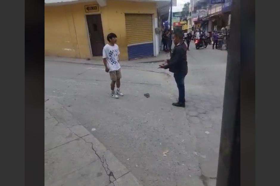 Una pelea insólita fue captada por vecinos de un sector de Huehuetenango. (Foto: captura de pantalla)&nbsp;